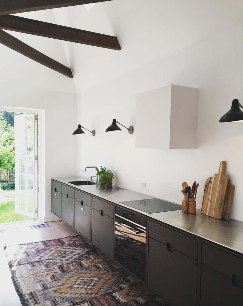 Immagine di una cucina scandinava con ante lisce e ante nere