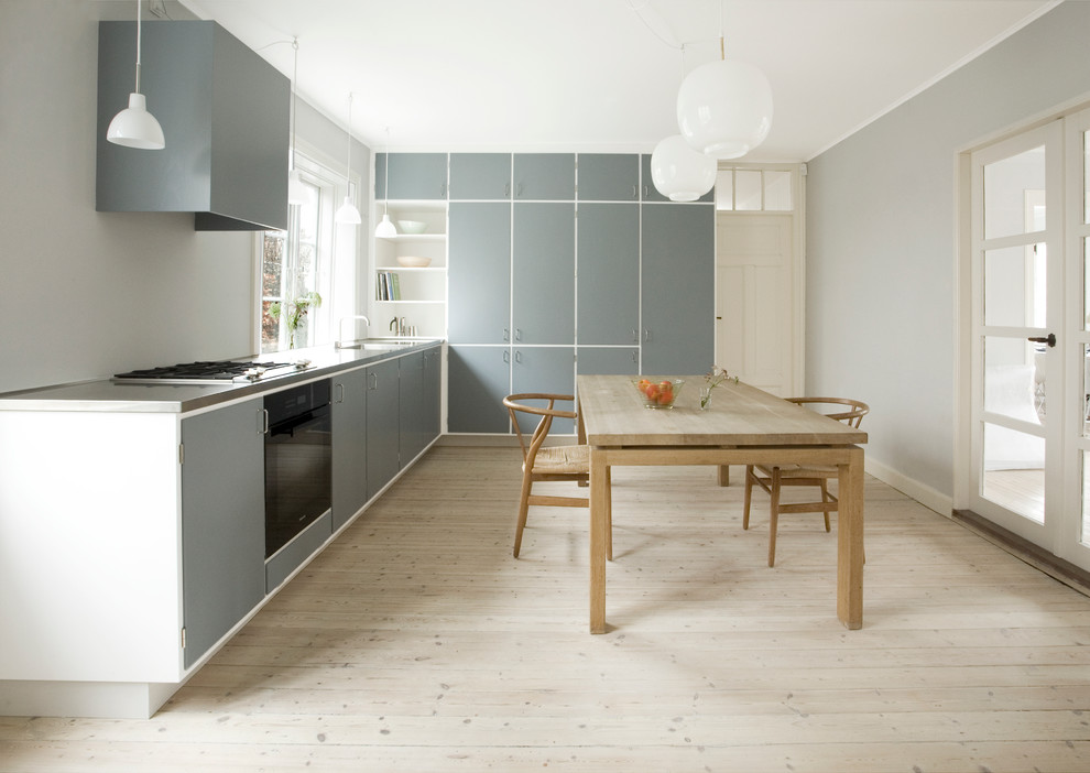 Mid-sized 1950s l-shaped light wood floor and beige floor eat-in kitchen photo in Copenhagen with flat-panel cabinets, gray cabinets and no island