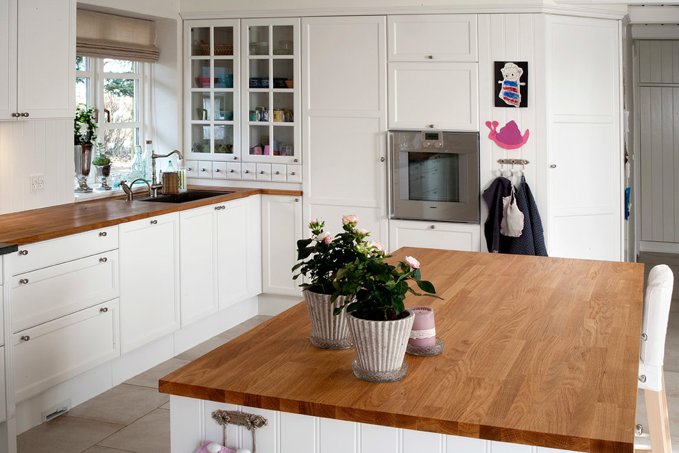 Kitchen - cottage kitchen idea in Aalborg