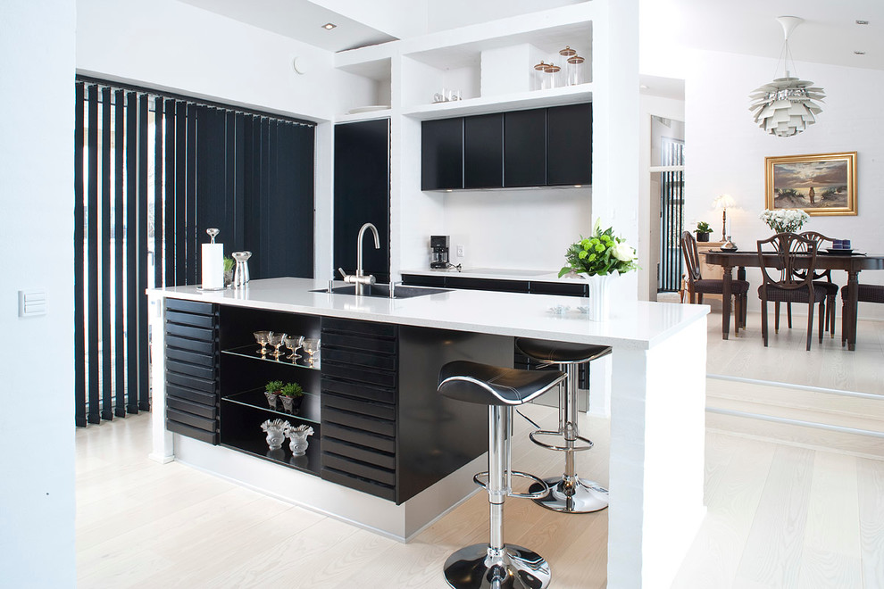 Inspiration for a modern kitchen remodel in Aalborg