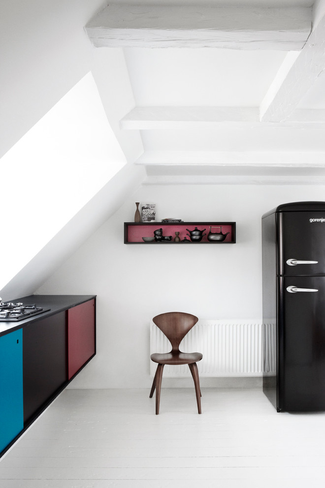 Diseño de cocina lineal escandinava de tamaño medio sin isla con armarios con paneles lisos, suelo de madera pintada y suelo blanco