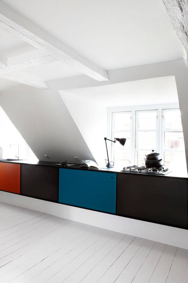 Einzeilige, Kleine Moderne Küche mit flächenbündigen Schrankfronten, gebeiztem Holzboden und weißem Boden in Kopenhagen