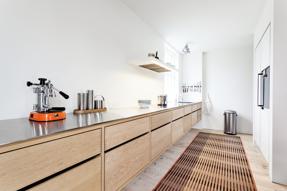 Einzeilige, Mittelgroße Skandinavische Küche ohne Insel mit hellbraunen Holzschränken, Arbeitsplatte aus Holz und Küchenrückwand in Weiß in Kopenhagen