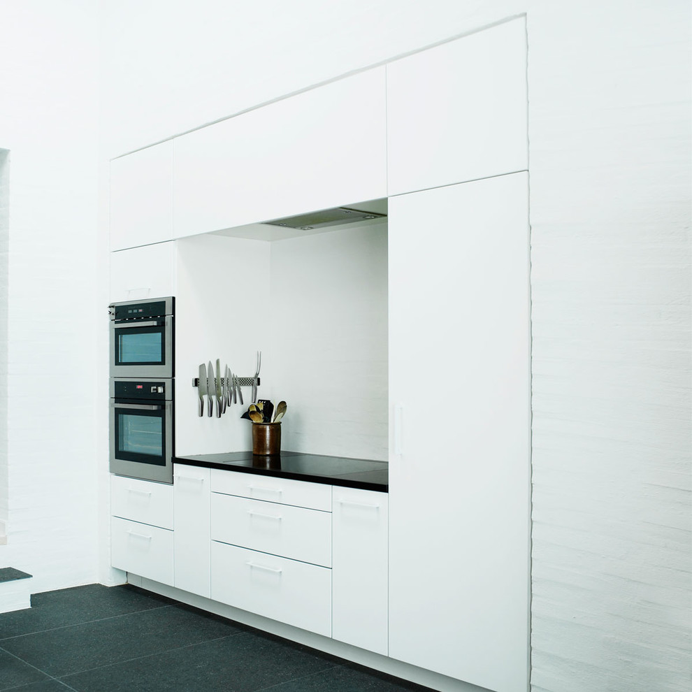 This is an example of a modern kitchen in Odense.
