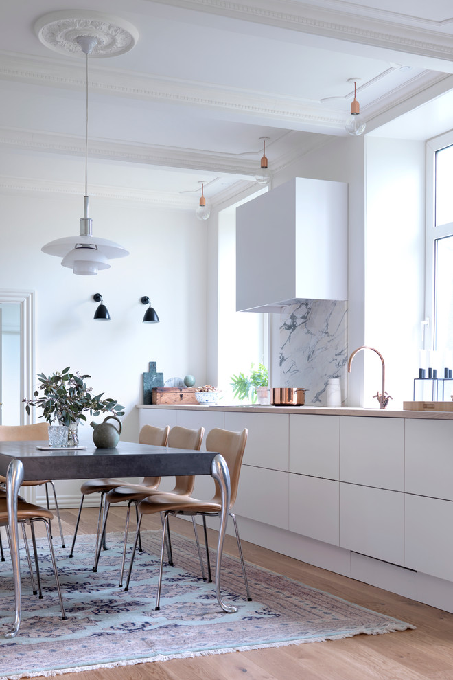 Idéer för funkis kök, med vita skåp och stänkskydd i marmor