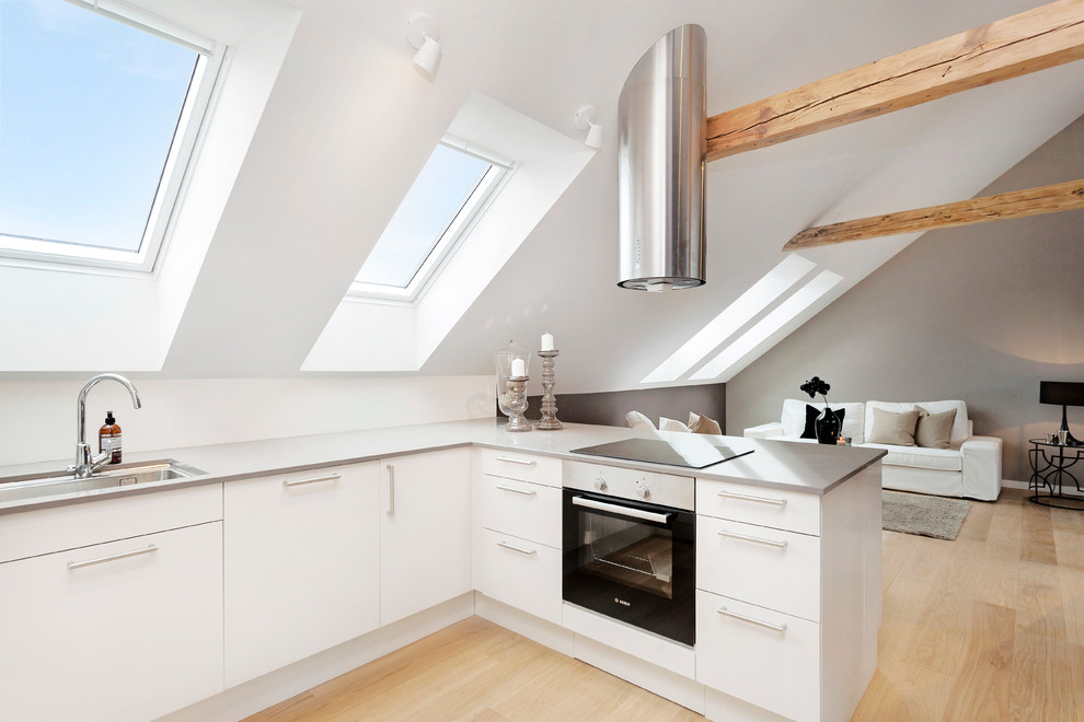 Danish u-shaped open concept kitchen photo in Esbjerg with white cabinets and a peninsula