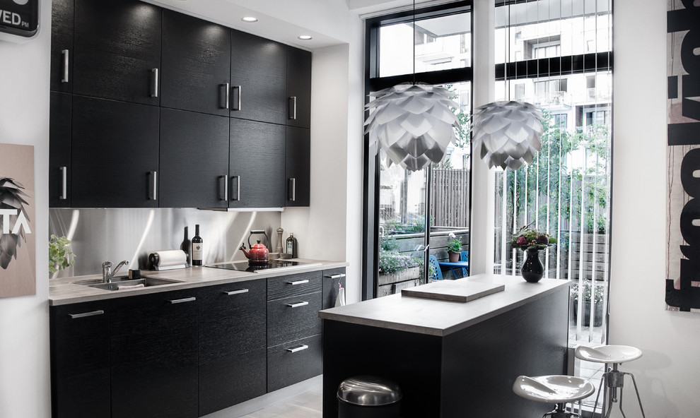 Стильный дизайн: параллельная кухня-гостиная среднего размера в современном стиле с накладной мойкой, плоскими фасадами, черными фасадами, мраморной столешницей, мраморным полом и островом - последний тренд