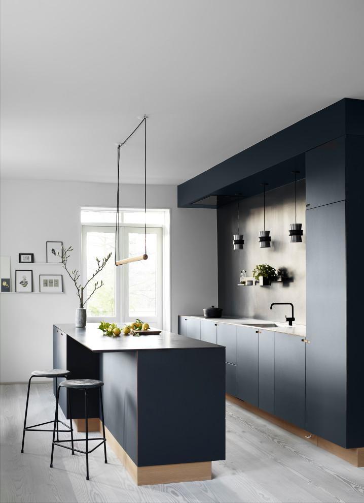 Immagine di una cucina scandinava di medie dimensioni con ante nere, top in marmo, ante lisce, paraspruzzi grigio, parquet chiaro e pavimento grigio