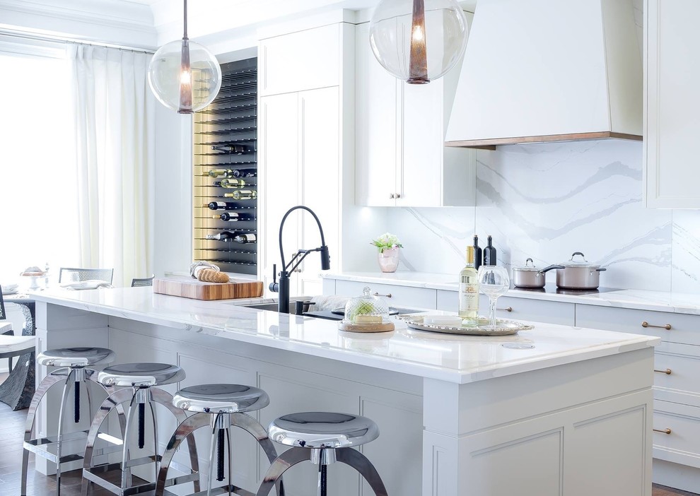オーデンセにあるトランジショナルスタイルのおしゃれなキッチン (インセット扉のキャビネット、白いキャビネット、白いキッチンカウンター) の写真