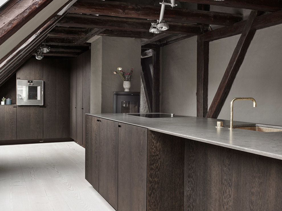 Esempio di una grande cucina scandinava con lavello a vasca singola, ante lisce, ante in legno bruno, top in marmo, elettrodomestici neri, parquet chiaro e pavimento grigio
