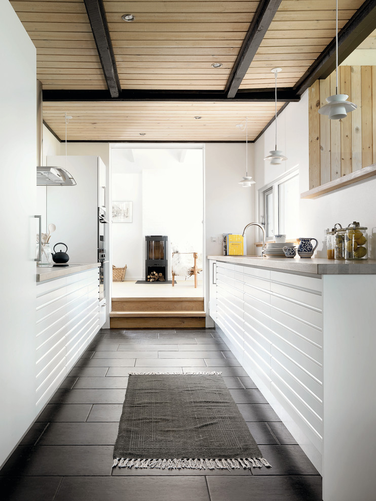 高級な中くらいな北欧スタイルのおしゃれなキッチン (シングルシンク、インセット扉のキャビネット、白いキャビネット、御影石カウンター、セラミックタイルの床、アイランドなし) の写真