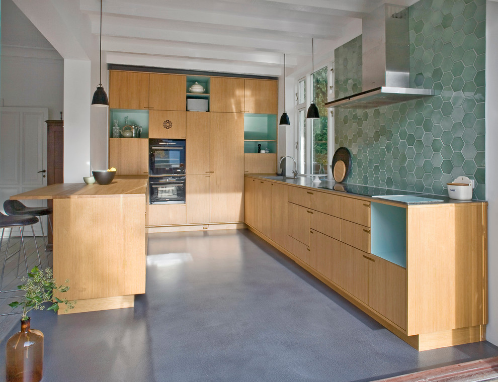 Offene, Einzeilige, Mittelgroße Küche mit flächenbündigen Schrankfronten, hellbraunen Holzschränken und Kücheninsel in Kopenhagen