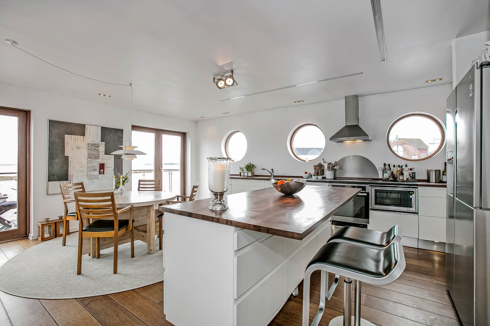 Maritime Wohnküche mit Kücheninsel in Kopenhagen