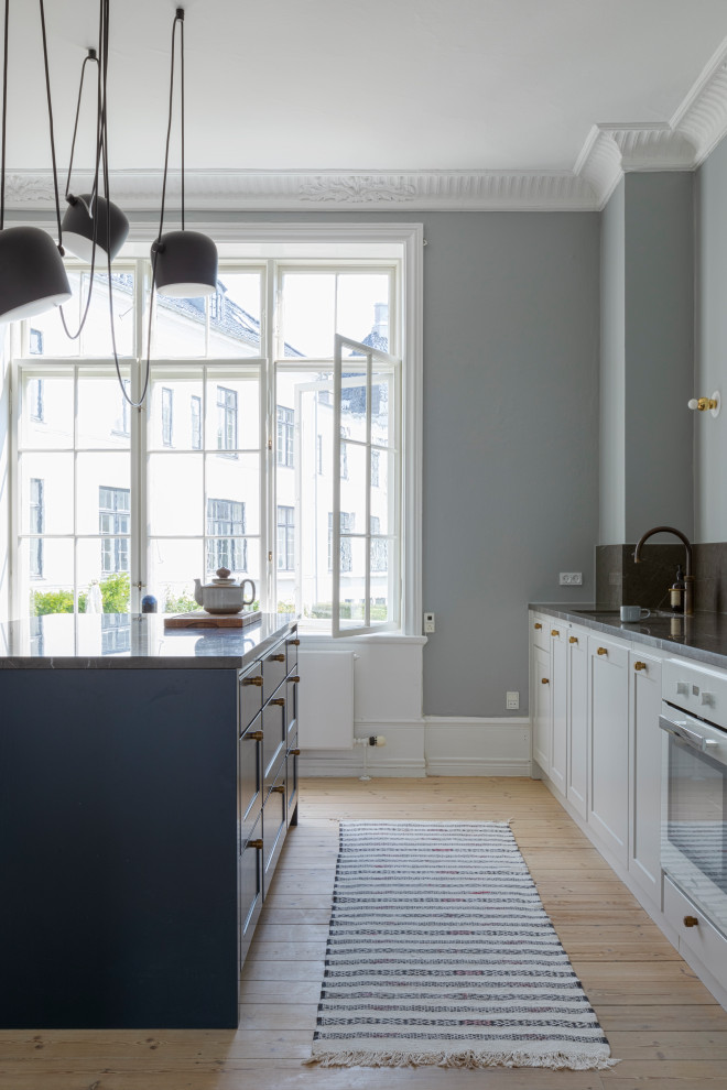 Offene, Einzeilige, Mittelgroße Moderne Küche mit Kücheninsel in Kopenhagen