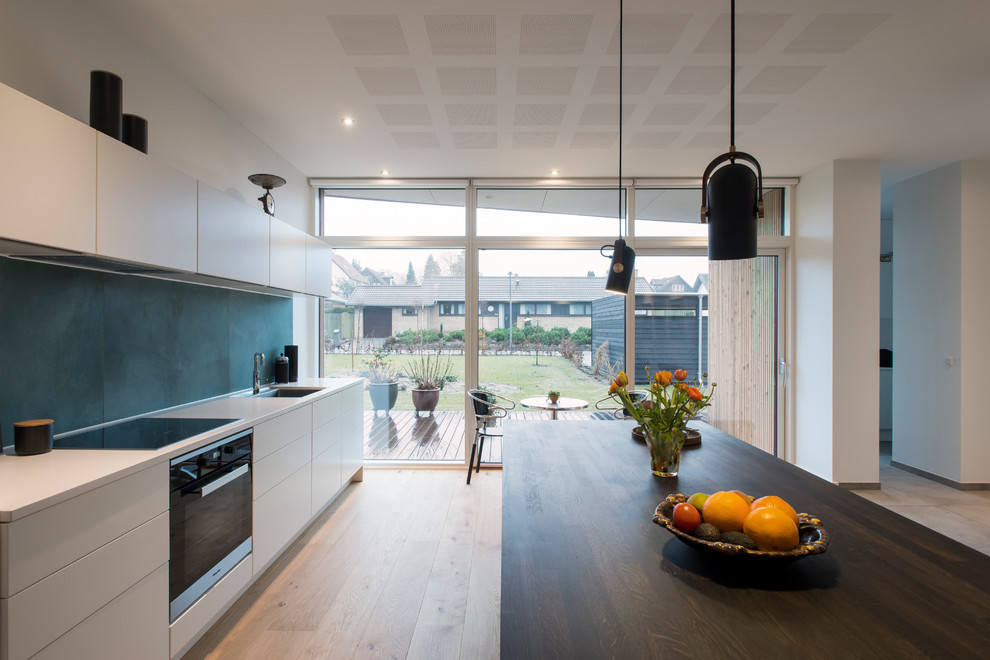 This is an example of a contemporary kitchen in Aarhus.