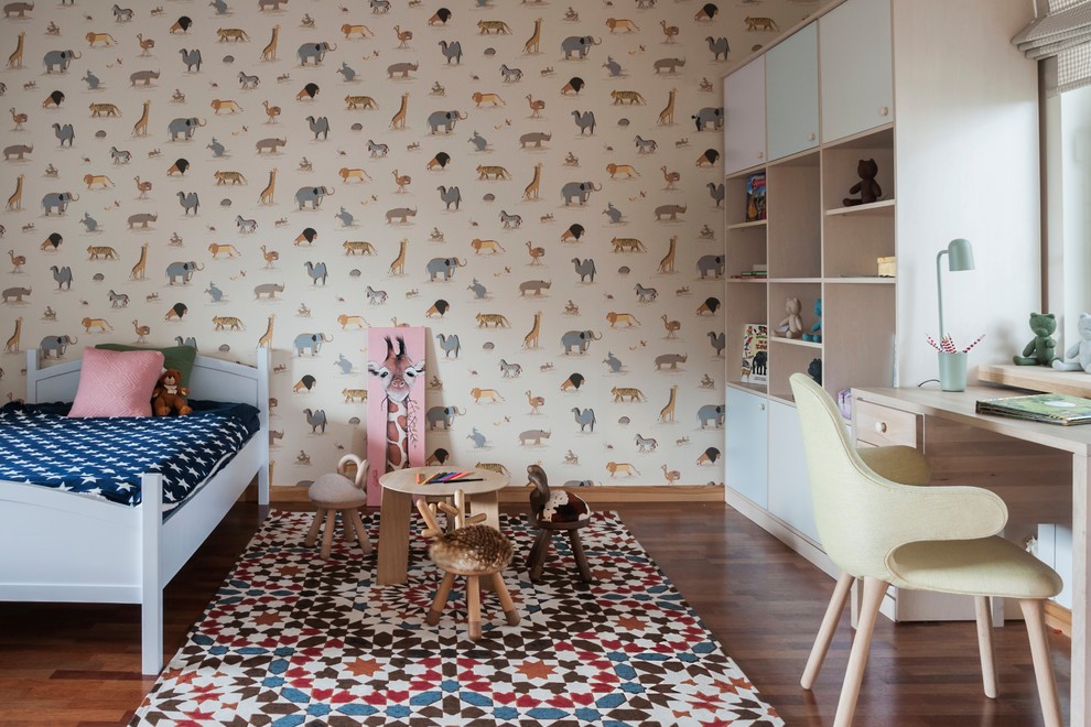 Mittelgroßes Modernes Babyzimmer mit bunten Wänden, braunem Holzboden und buntem Boden in Sonstige