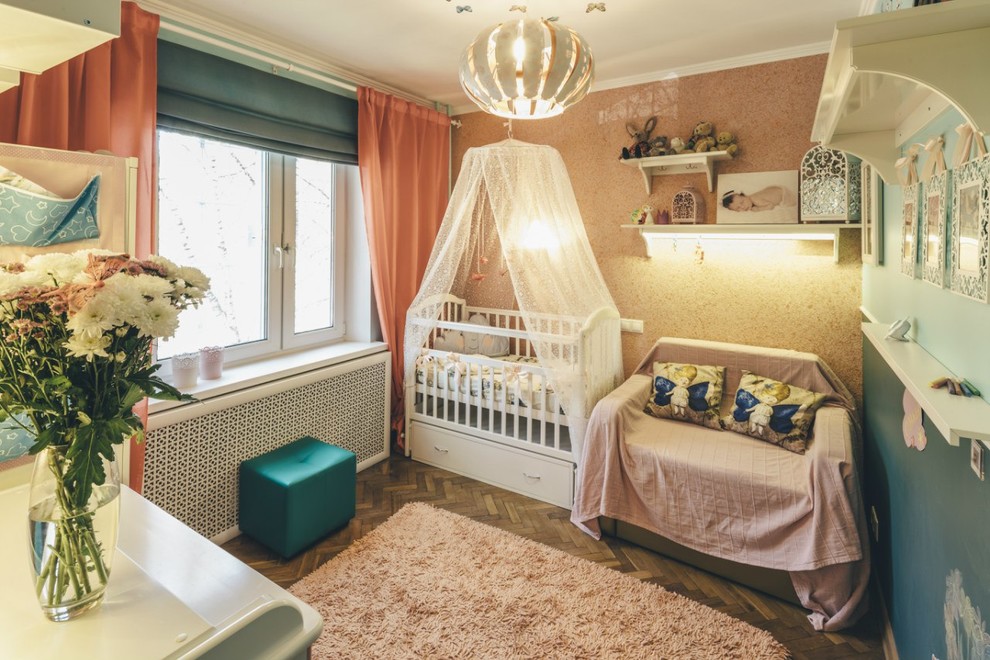 Идея дизайна: комната для малыша среднего размера в современном стиле с паркетным полом среднего тона, коричневым полом и разноцветными стенами для девочки