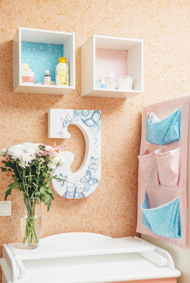 Источник вдохновения для домашнего уюта: комната для малыша среднего размера в современном стиле с розовыми стенами, паркетным полом среднего тона и коричневым полом для девочки