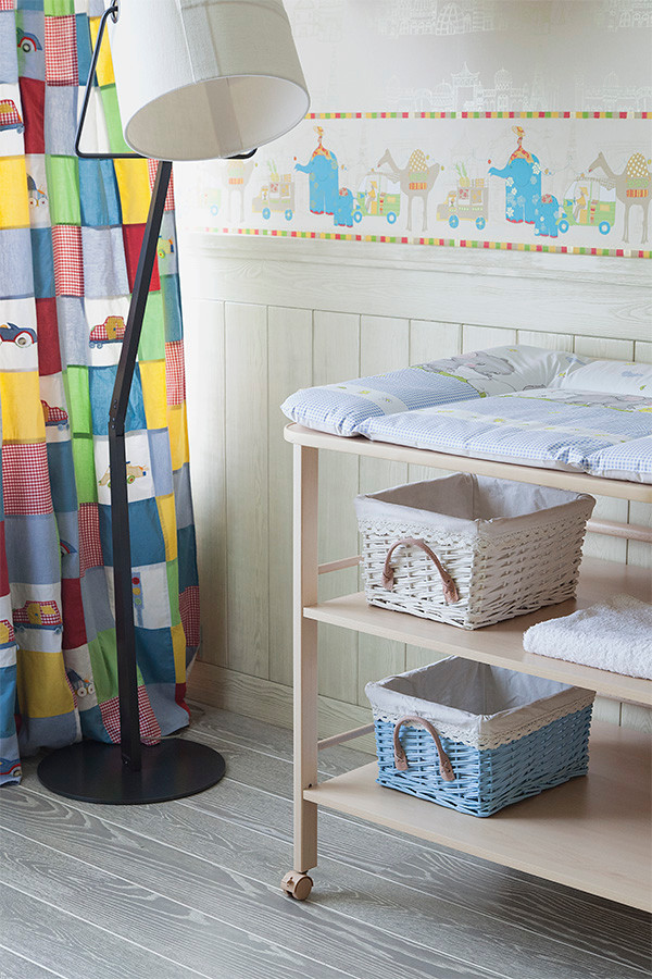 Immagine di una cameretta per neonato minimal di medie dimensioni con pareti multicolore e parquet scuro