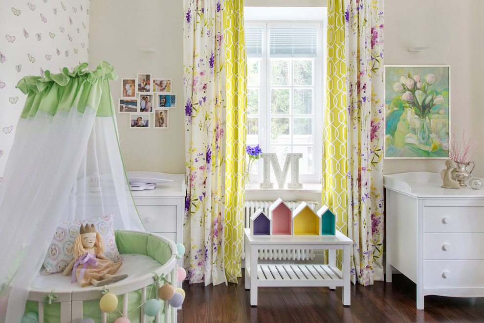 Cette image montre une chambre de bébé fille traditionnelle avec un mur beige, parquet foncé et un sol marron.