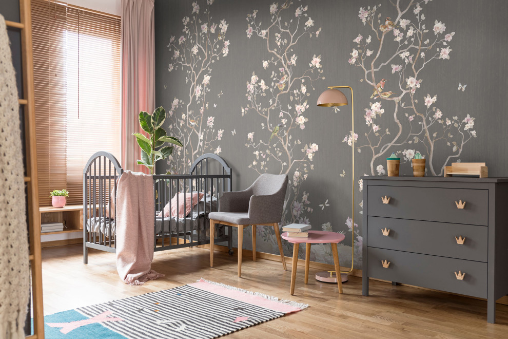 Immagine di una grande cameretta per neonata design con pareti grigie, parquet chiaro e pavimento beige