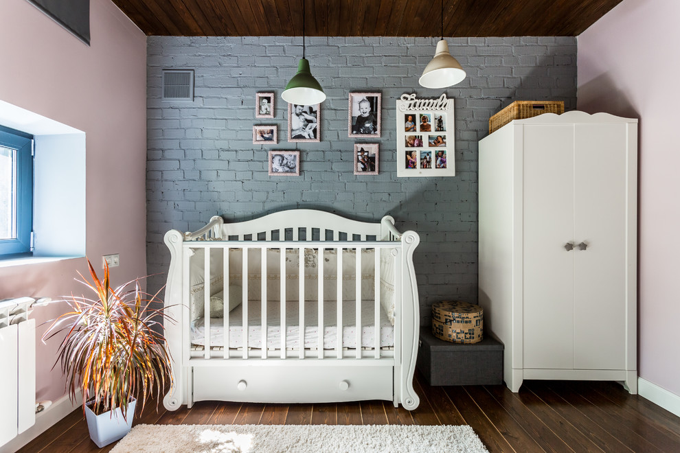 Свежая идея для дизайна: комната для малыша в стиле фьюжн с розовыми стенами, темным паркетным полом и коричневым полом для девочки - отличное фото интерьера