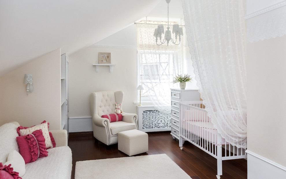 Стильный дизайн: комната для малыша среднего размера в классическом стиле с белыми стенами, темным паркетным полом и коричневым полом для девочки - последний тренд