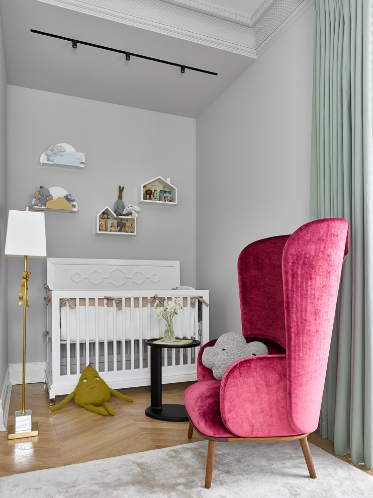 Mittelgroßes Modernes Babyzimmer mit grauer Wandfarbe, hellem Holzboden und braunem Boden in Moskau