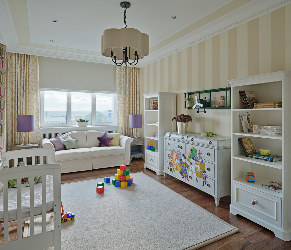 Réalisation d'une chambre de bébé fille tradition avec un mur beige et un sol en bois brun.