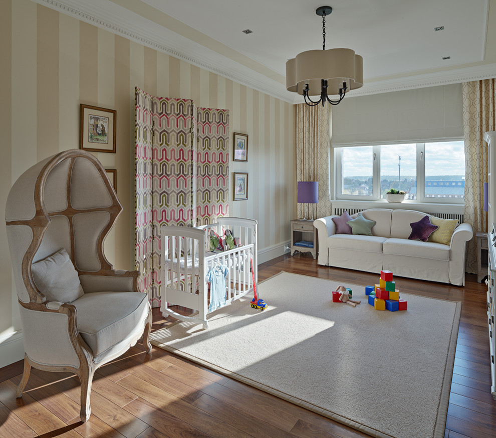 Пример оригинального дизайна: комната для малыша в классическом стиле с бежевыми стенами и паркетным полом среднего тона