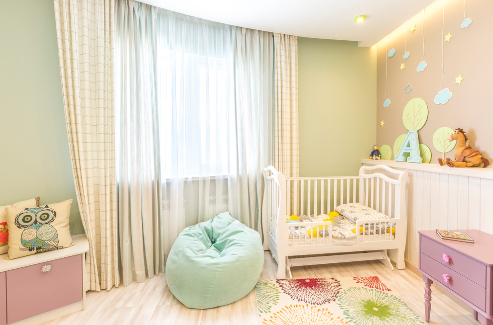 Стильный дизайн: маленькая комната для малыша в стиле неоклассика (современная классика) с бежевыми стенами, полом из ламината и бежевым полом для на участке и в саду - последний тренд