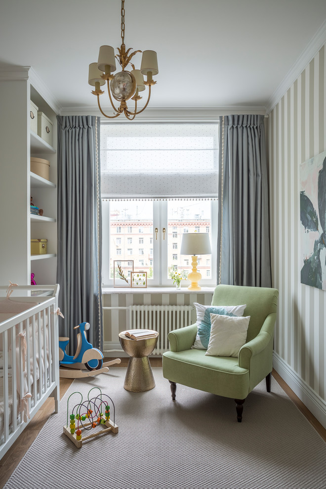 Imagen de habitación de bebé neutra tradicional renovada con paredes multicolor