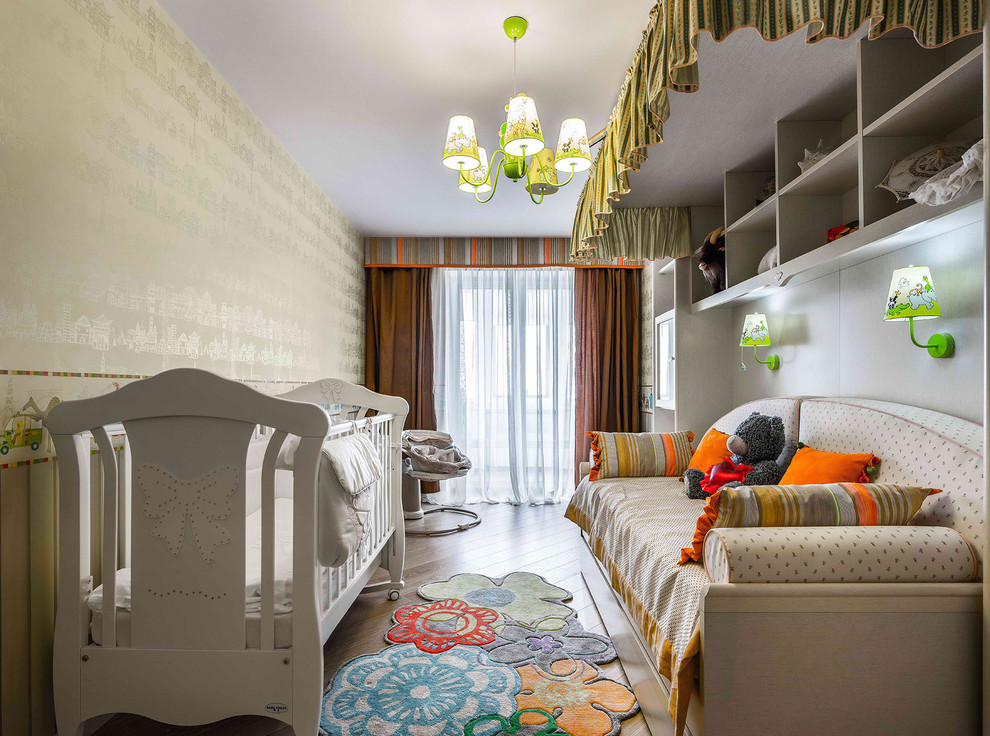 Свежая идея для дизайна: комната для малыша в современном стиле с зелеными стенами и паркетным полом среднего тона для девочки - отличное фото интерьера