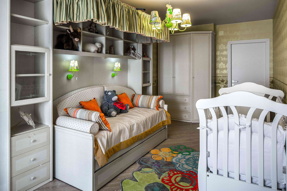Пример оригинального дизайна: комната для малыша в современном стиле с зелеными стенами и паркетным полом среднего тона для девочки