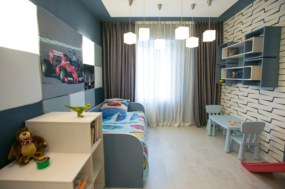 Cette photo montre une grande chambre de bébé garçon tendance avec un mur bleu, un sol en liège et un sol beige.