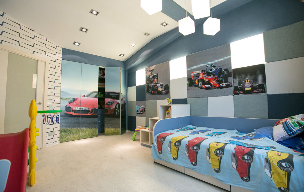 他の地域にある高級な広いコンテンポラリースタイルのおしゃれな赤ちゃん部屋 (青い壁、コルクフローリング、男の子用、ベージュの床) の写真