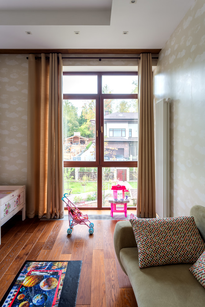 На фото: маленькая нейтральная комната для малыша с бежевыми стенами, паркетным полом среднего тона и коричневым полом для на участке и в саду с