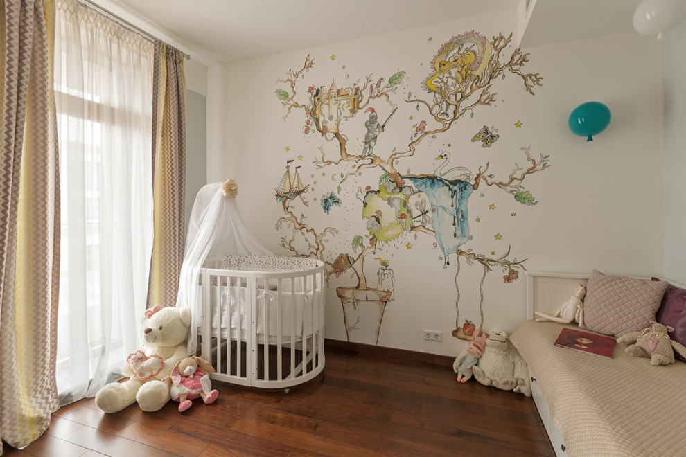 На фото: комната для малыша в стиле неоклассика (современная классика) с разноцветными стенами, паркетным полом среднего тона и коричневым полом для девочки