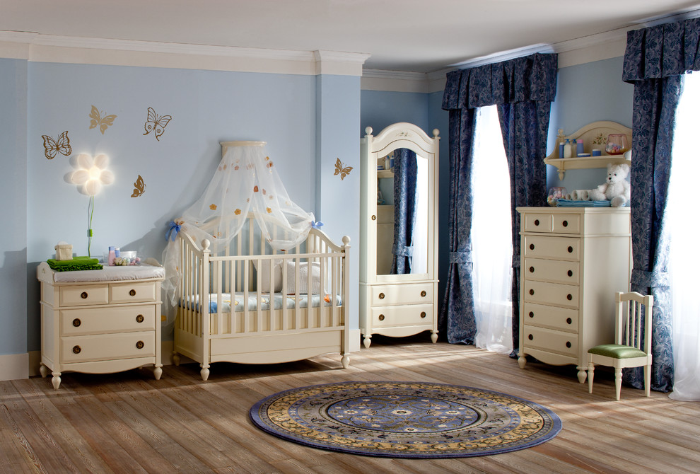На фото: комната для малыша в классическом стиле