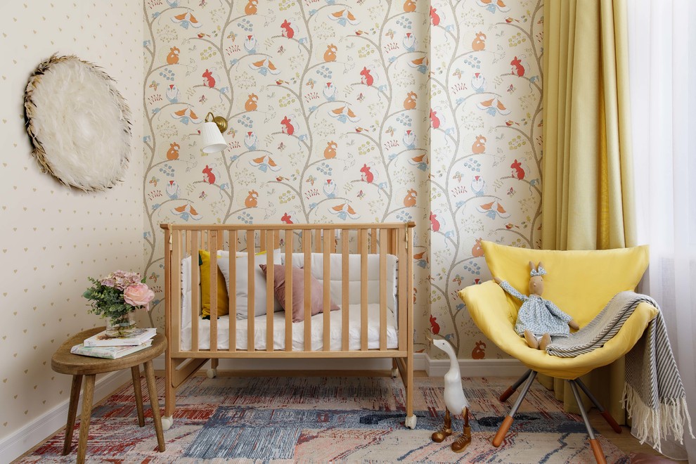 Свежая идея для дизайна: комната для малыша в стиле неоклассика (современная классика) с разноцветными стенами для девочки - отличное фото интерьера