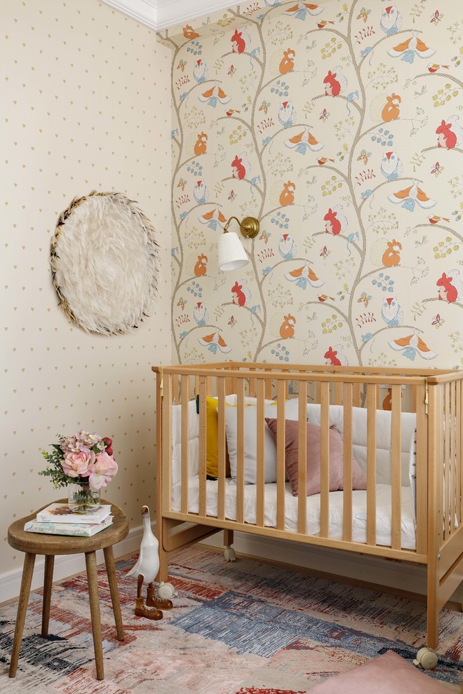 Inspiration pour une petite chambre de bébé fille traditionnelle avec parquet clair, un sol beige et un mur beige.