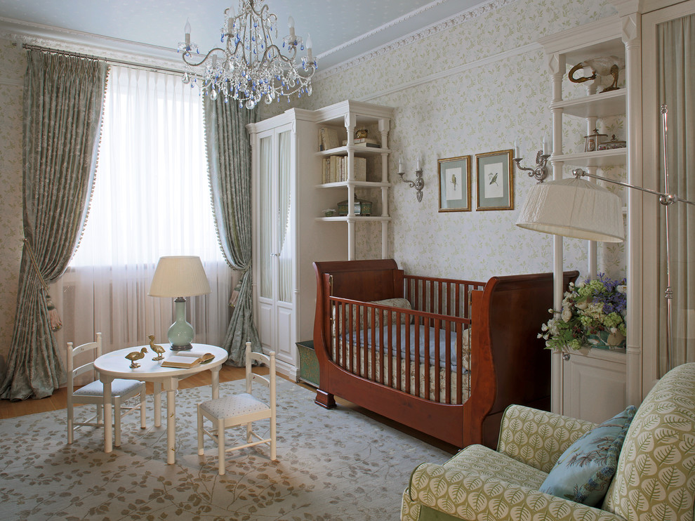 Idées déco pour une chambre de bébé neutre classique avec un sol en bois brun.