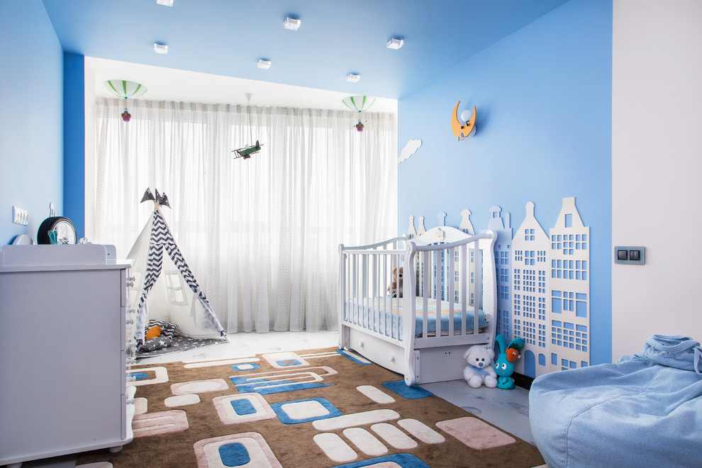 Пример оригинального дизайна: комната для малыша среднего размера в современном стиле с пробковым полом, синими стенами и разноцветным полом для мальчика