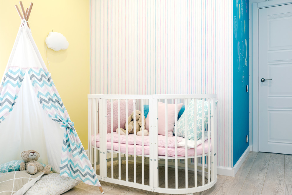 Пример оригинального дизайна: маленькая нейтральная комната для малыша в скандинавском стиле с разноцветными стенами, полом из ламината и бежевым полом для на участке и в саду