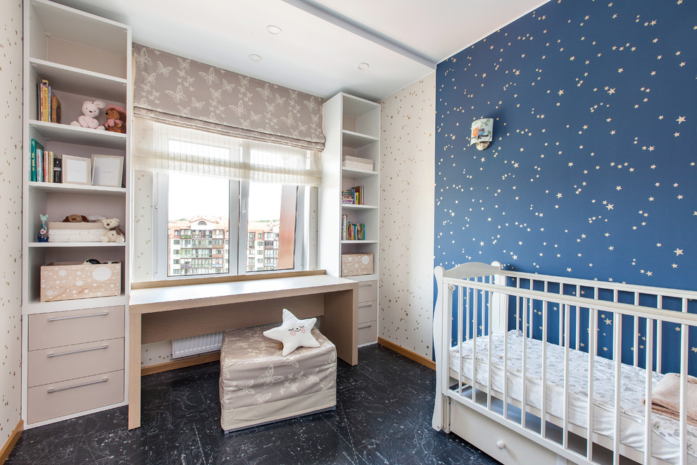 Imagen de habitación de bebé actual con paredes azules y suelo azul