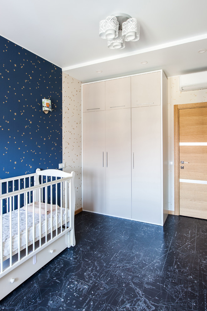 モスクワにあるコンテンポラリースタイルのおしゃれな赤ちゃん部屋 (青い壁、青い床) の写真