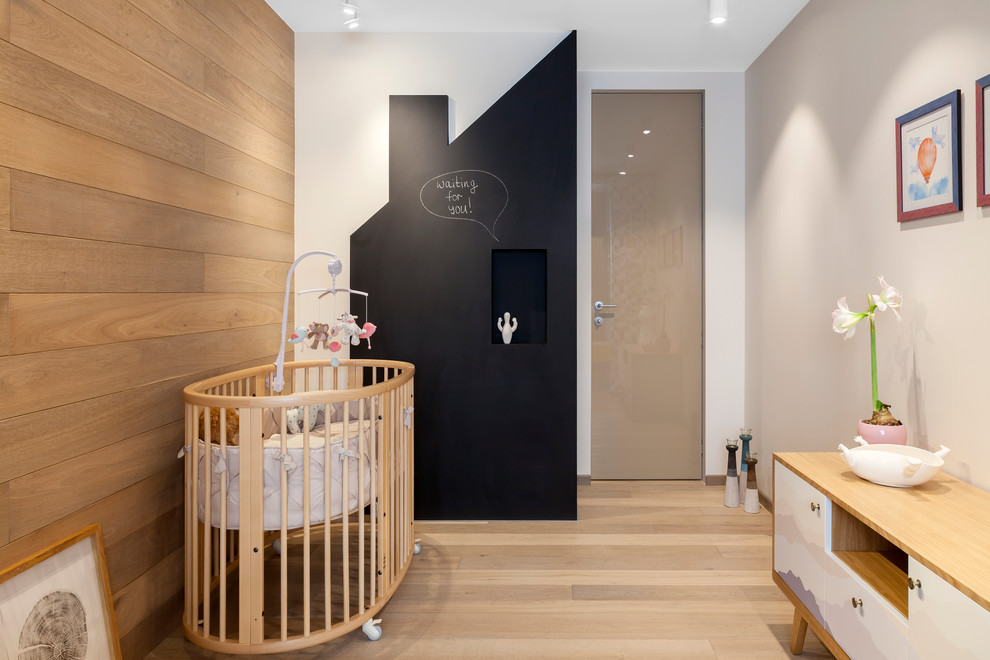 Идея дизайна: нейтральная комната для малыша в современном стиле с разноцветными стенами, светлым паркетным полом и бежевым полом