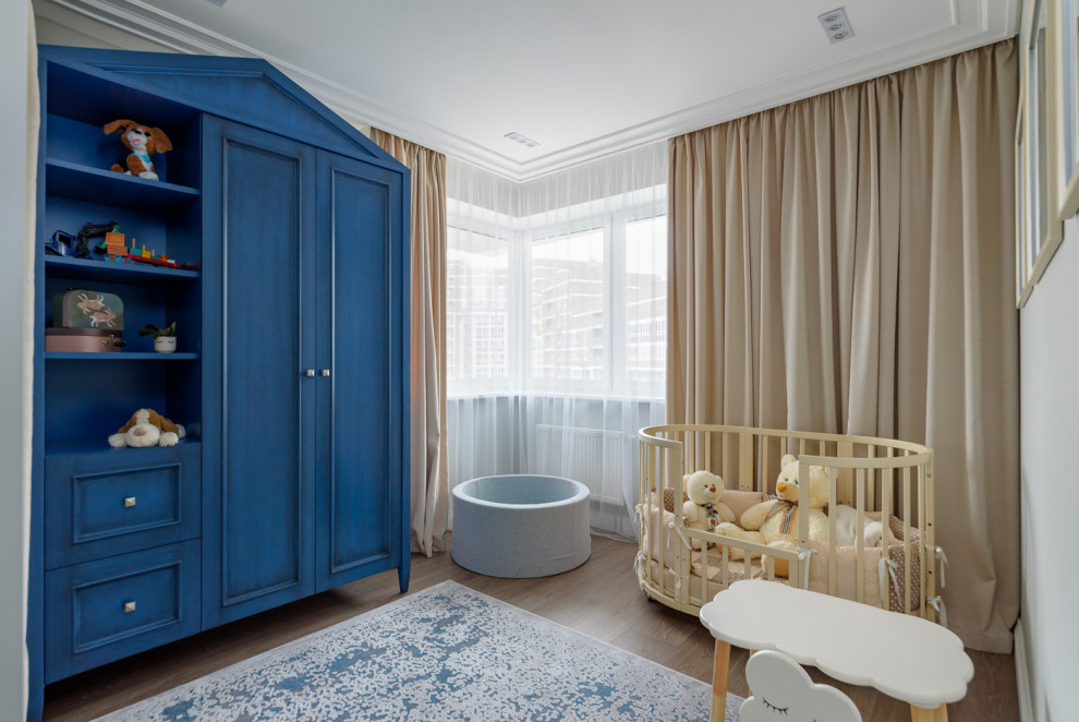 Источник вдохновения для домашнего уюта: нейтральная комната для малыша в стиле неоклассика (современная классика) с серыми стенами, темным паркетным полом и коричневым полом