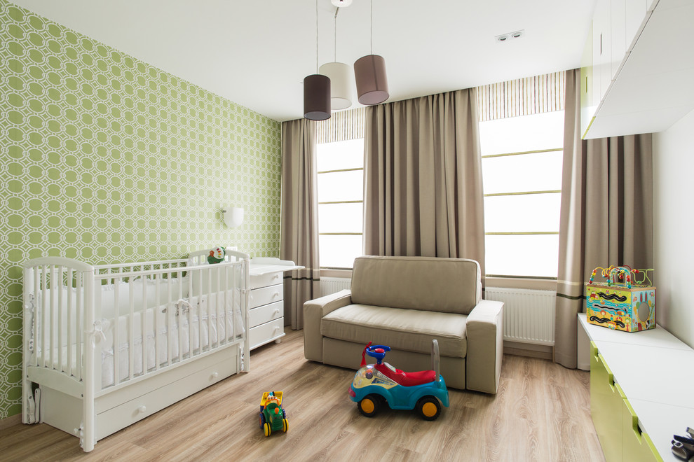 Идея дизайна: комната для малыша в современном стиле с зелеными стенами и паркетным полом среднего тона