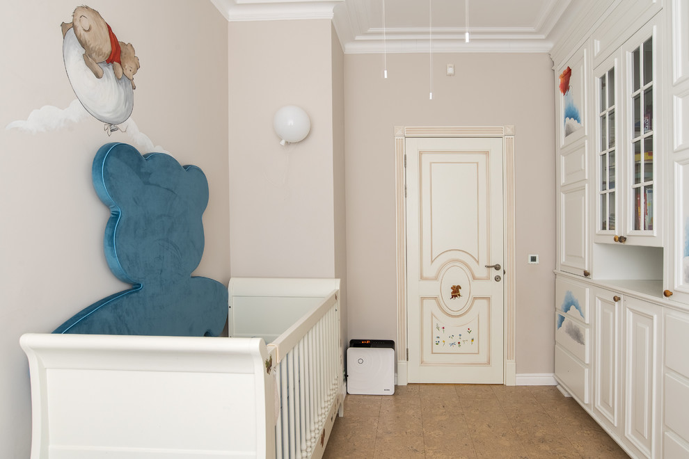 Ejemplo de habitación de bebé niño clásica renovada de tamaño medio con paredes beige, suelo de corcho y suelo beige